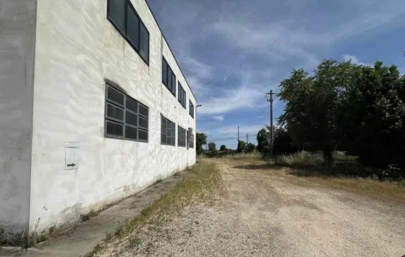 Proponiamo in locazione capannone in zona Monselice, vicino al centro commerciale Airone, di circ...