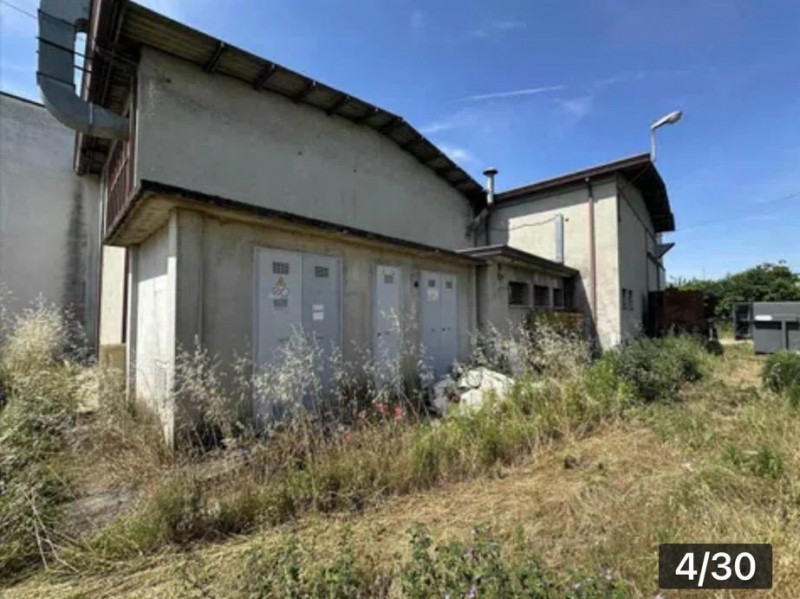 Proponiamo in locazione capannone in zona Monselice, vicino al centro commerciale Airone, di circ...