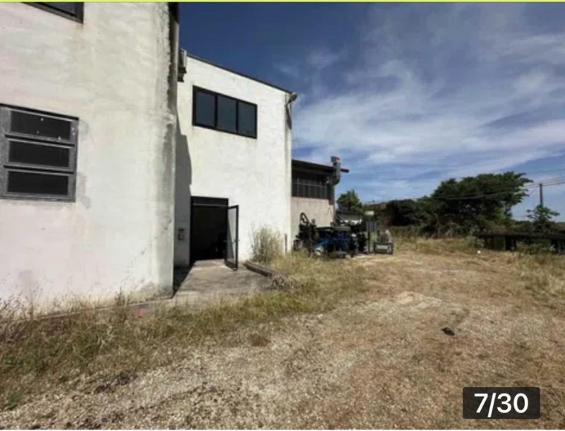 Proponiamo in locazione capannone in zona Monselice, vicino al centro commerciale Airone, di circ...