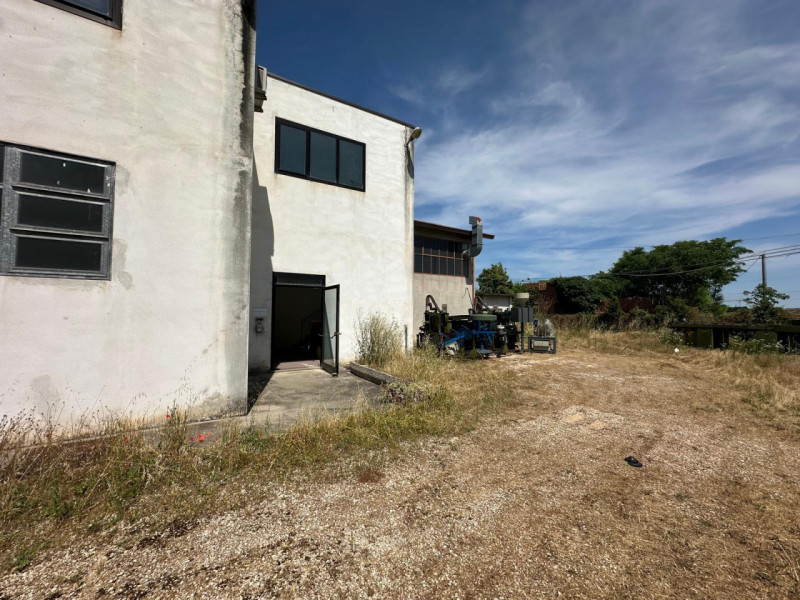 Proponiamo in locazione capannone in zona Monselice, vicino al centro commerciale Airone, di circ...