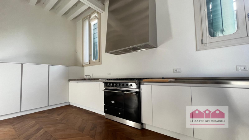 CENTRO STORICO: BICAMERE FINEMENTE ARREDATO COMPOSTO DA SOGGIORNO CON ANGOLO COTTURA, BAGNO PER O...