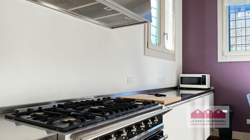 CENTRO STORICO: BICAMERE FINEMENTE ARREDATO COMPOSTO DA SOGGIORNO CON ANGOLO COTTURA, BAGNO PER O...