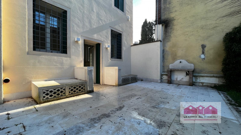 CENTRO STORICO: BICAMERE FINEMENTE ARREDATO COMPOSTO DA SOGGIORNO CON ANGOLO COTTURA, BAGNO PER O...