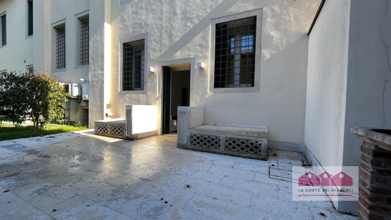 CENTRO STORICO: BICAMERE FINEMENTE ARREDATO COMPOSTO DA SOGGIORNO CON ANGOLO COTTURA, BAGNO PER O...