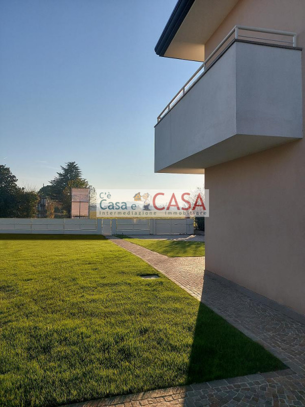 MANDRIA: Bella zona tranquilla aperta a ridosso della campagna, vista colli, comoda al centro e a...