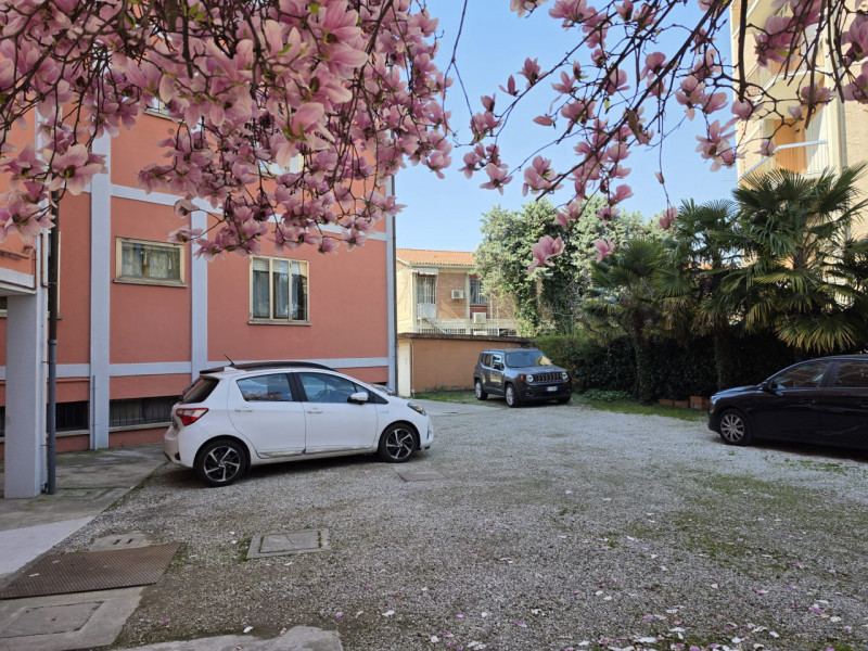 In elegante palazzina servita da ascensore, proponiamo in affitto appartamento al secondo piano, ...