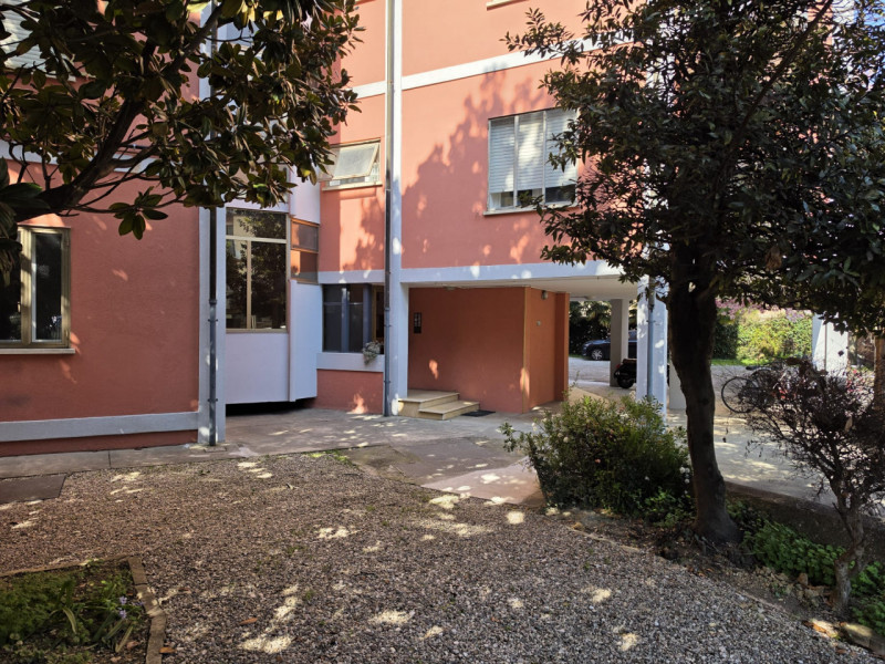 In elegante palazzina servita da ascensore, proponiamo in affitto appartamento al secondo piano, ...