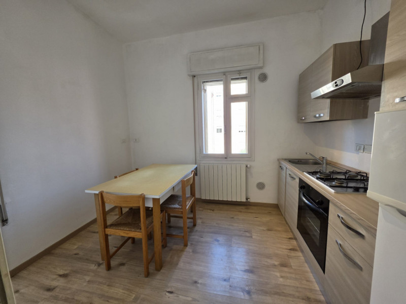 In elegante palazzina servita da ascensore, proponiamo in affitto appartamento al secondo piano, ...