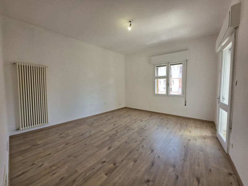 In elegante palazzina servita da ascensore, proponiamo in affitto appartamento al secondo piano, ...