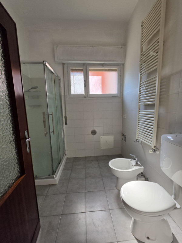 In elegante palazzina servita da ascensore, proponiamo in affitto appartamento al secondo piano, ...