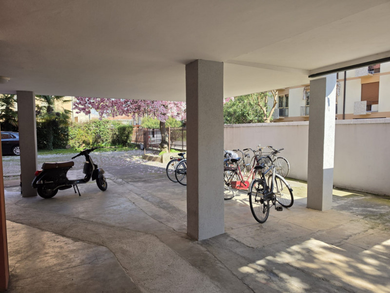 In elegante palazzina servita da ascensore, proponiamo in affitto appartamento al secondo piano, ...