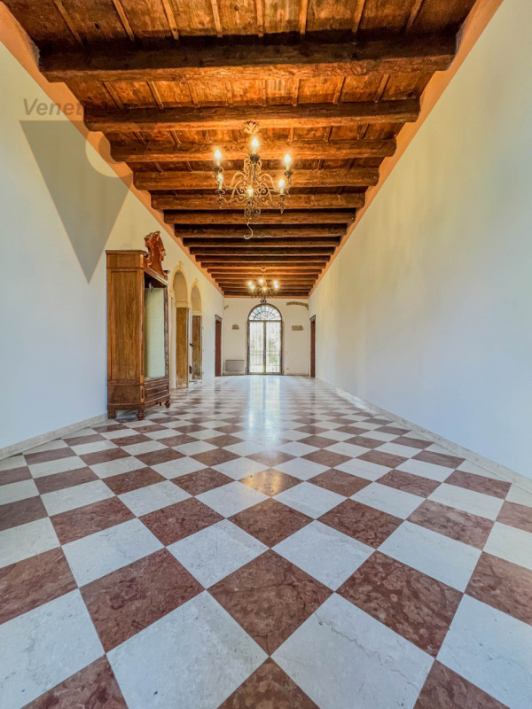 Proponiamo in vendita a Piove di Sacco una prestigiosa villa veneta del XV secolo, sapientemente ...