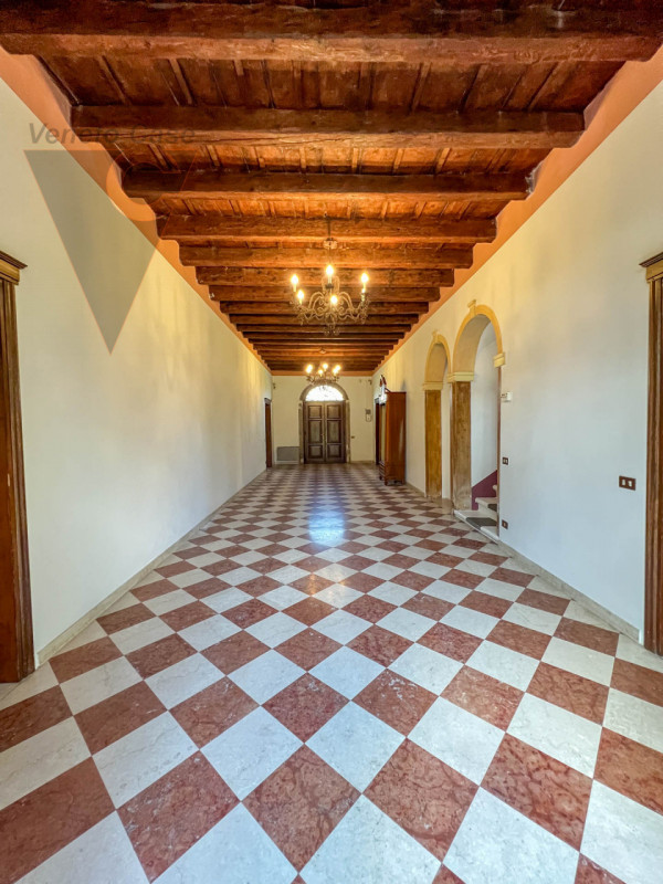 Proponiamo in vendita a Piove di Sacco una prestigiosa villa veneta del XV secolo, sapientemente ...
