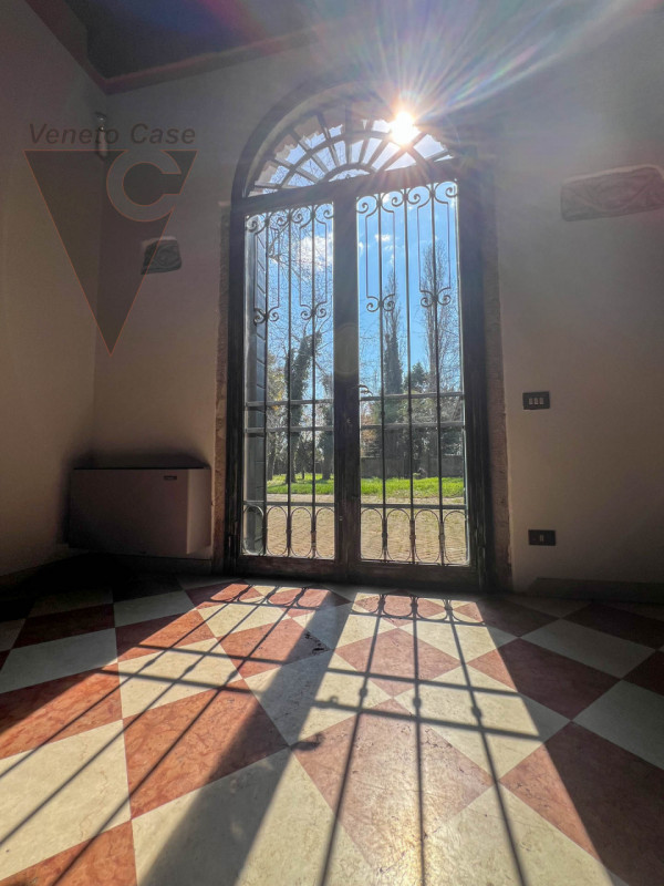 Proponiamo in vendita a Piove di Sacco una prestigiosa villa veneta del XV secolo, sapientemente ...