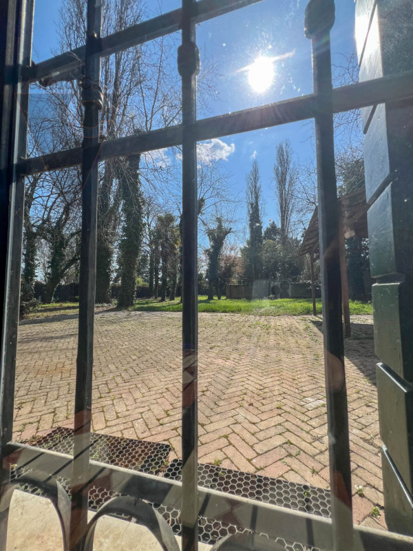 Proponiamo in vendita a Piove di Sacco una prestigiosa villa veneta del XV secolo, sapientemente ...