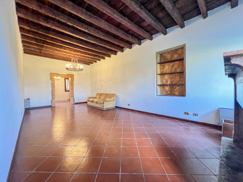 Proponiamo in vendita a Piove di Sacco una prestigiosa villa veneta del XV secolo, sapientemente ...