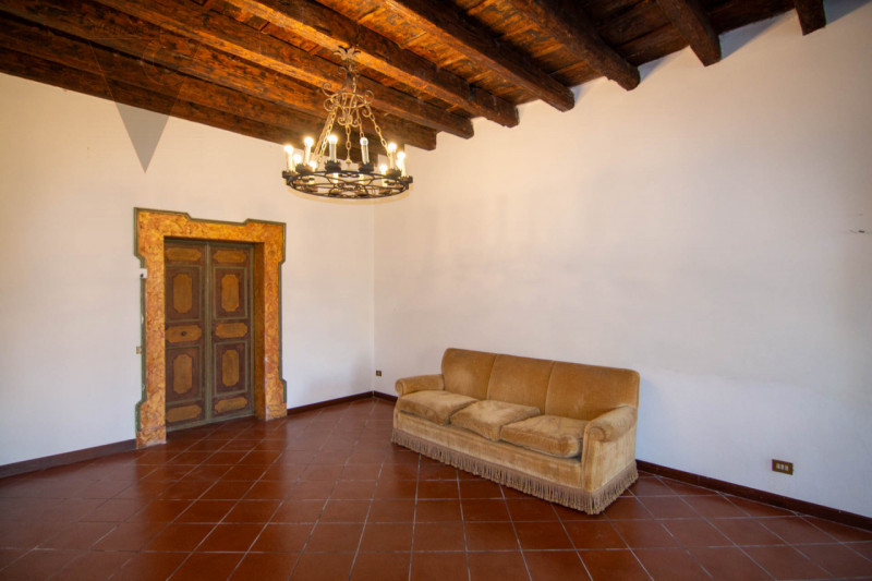Proponiamo in vendita a Piove di Sacco una prestigiosa villa veneta del XV secolo, sapientemente ...
