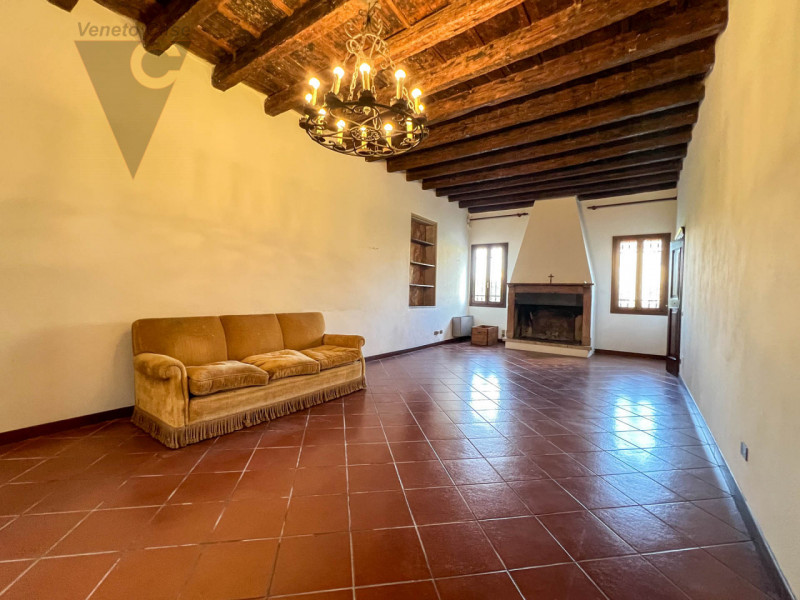 Proponiamo in vendita a Piove di Sacco una prestigiosa villa veneta del XV secolo, sapientemente ...