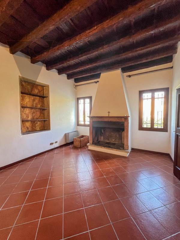 Proponiamo in vendita a Piove di Sacco una prestigiosa villa veneta del XV secolo, sapientemente ...