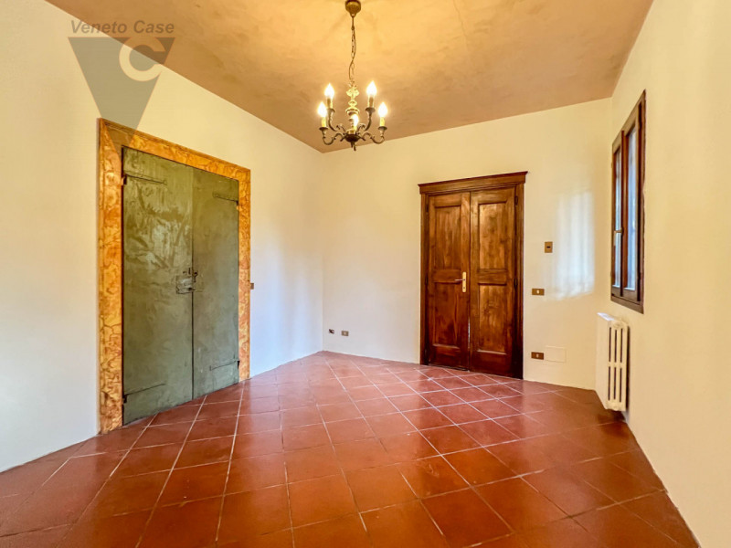 Proponiamo in vendita a Piove di Sacco una prestigiosa villa veneta del XV secolo, sapientemente ...