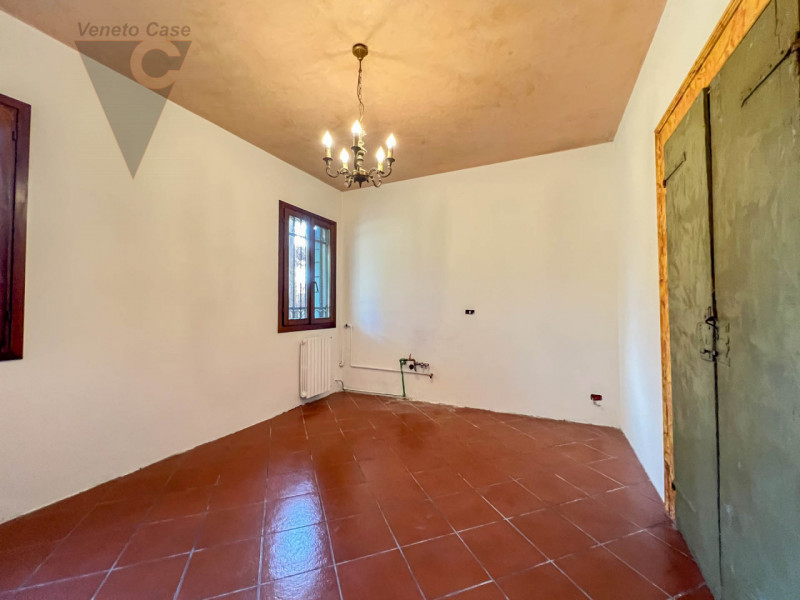 Proponiamo in vendita a Piove di Sacco una prestigiosa villa veneta del XV secolo, sapientemente ...