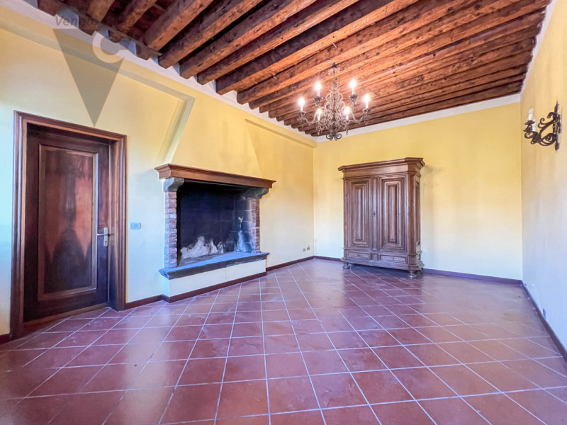 Proponiamo in vendita a Piove di Sacco una prestigiosa villa veneta del XV secolo, sapientemente ...