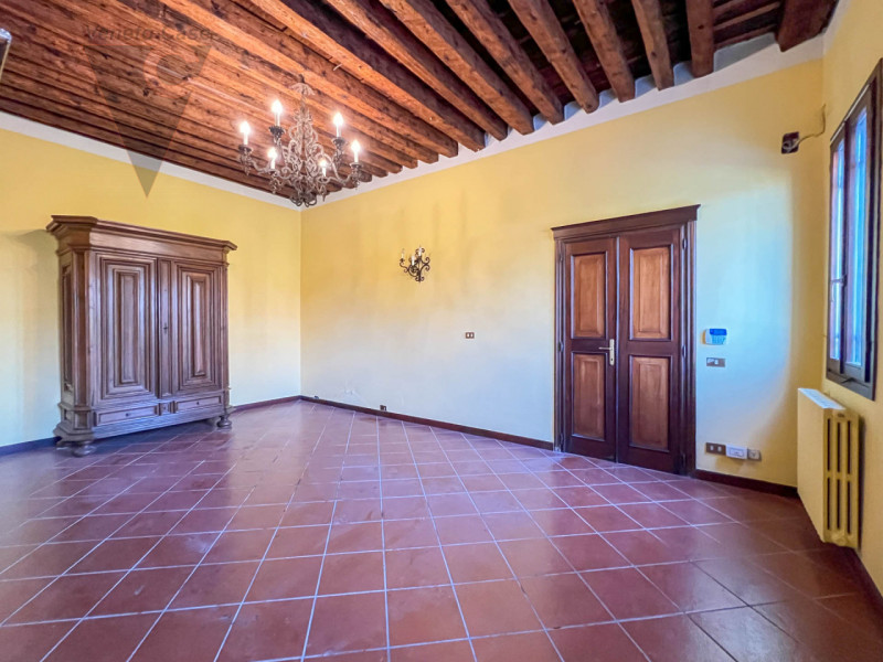 Proponiamo in vendita a Piove di Sacco una prestigiosa villa veneta del XV secolo, sapientemente ...