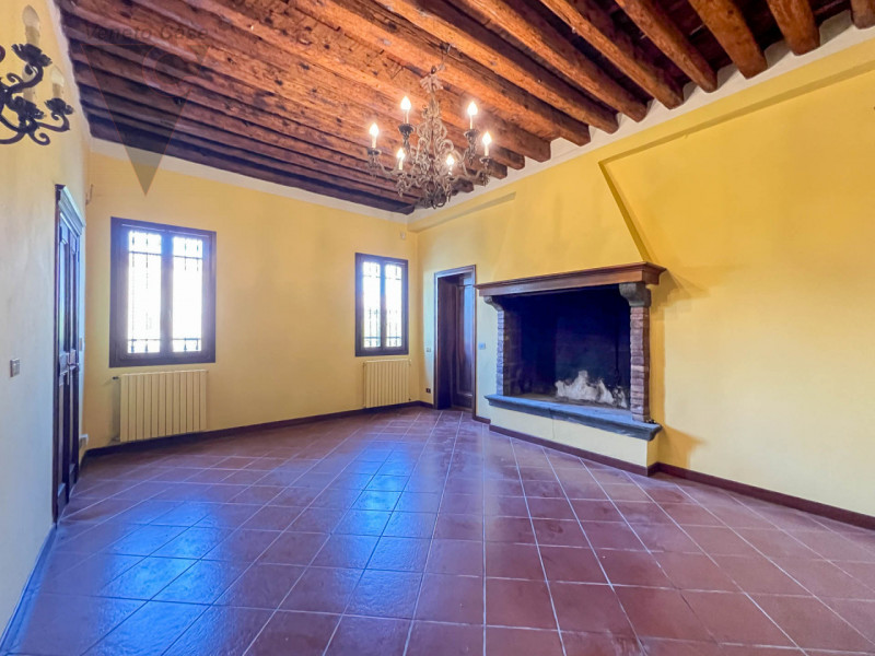 Proponiamo in vendita a Piove di Sacco una prestigiosa villa veneta del XV secolo, sapientemente ...