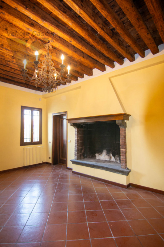 Proponiamo in vendita a Piove di Sacco una prestigiosa villa veneta del XV secolo, sapientemente ...