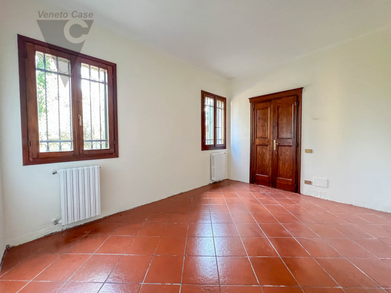 Proponiamo in vendita a Piove di Sacco una prestigiosa villa veneta del XV secolo, sapientemente ...