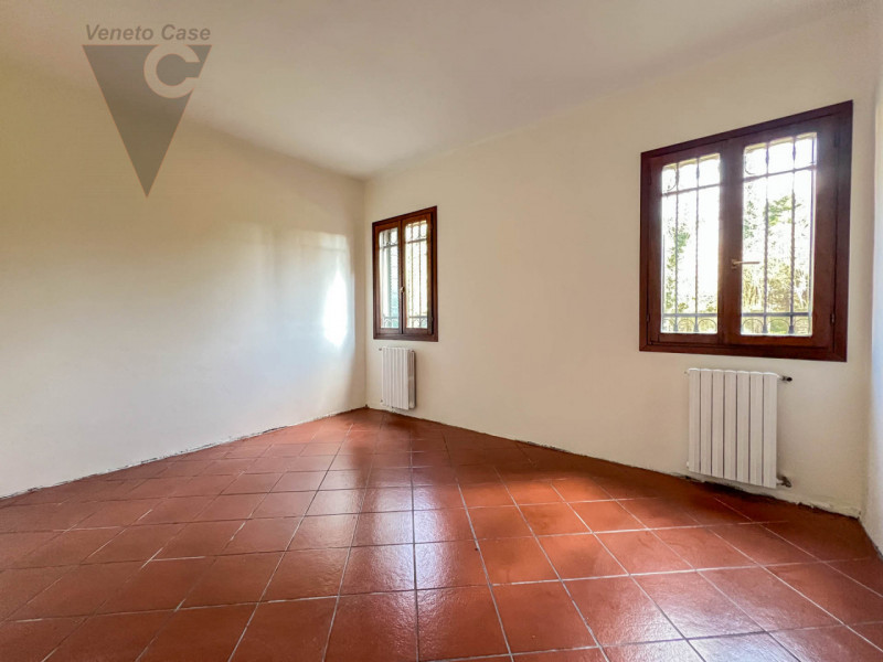Proponiamo in vendita a Piove di Sacco una prestigiosa villa veneta del XV secolo, sapientemente ...