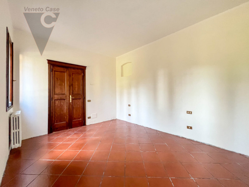 Proponiamo in vendita a Piove di Sacco una prestigiosa villa veneta del XV secolo, sapientemente ...
