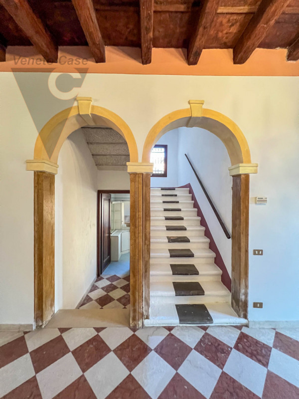 Proponiamo in vendita a Piove di Sacco una prestigiosa villa veneta del XV secolo, sapientemente ...
