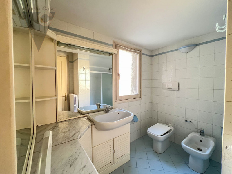 Proponiamo in vendita a Piove di Sacco una prestigiosa villa veneta del XV secolo, sapientemente ...