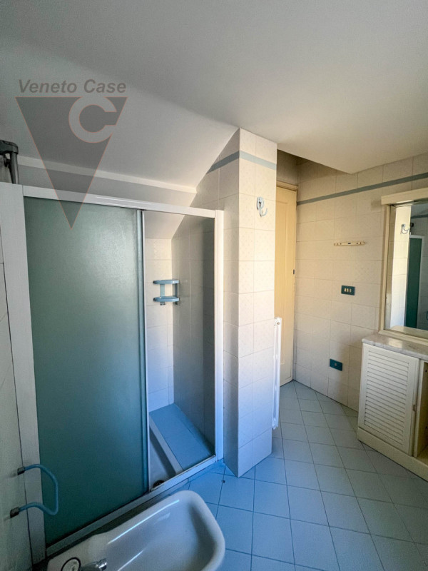 Proponiamo in vendita a Piove di Sacco una prestigiosa villa veneta del XV secolo, sapientemente ...