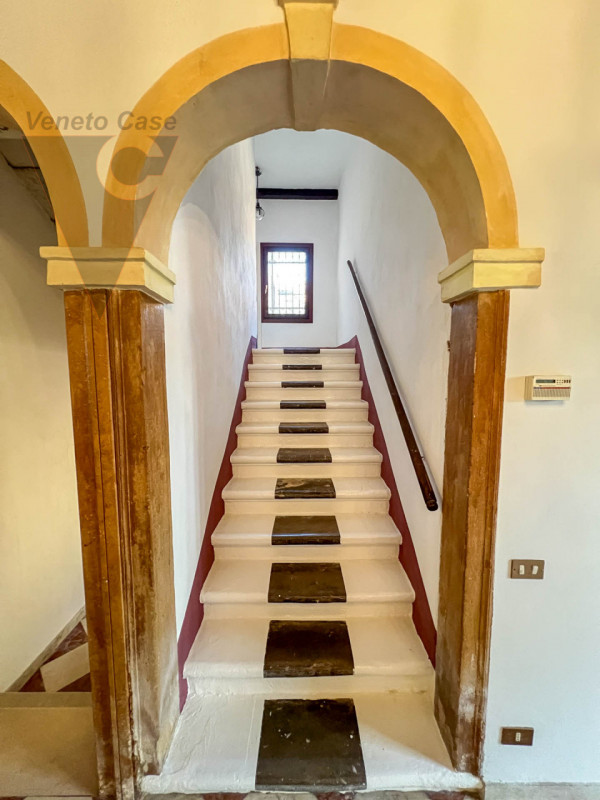 Proponiamo in vendita a Piove di Sacco una prestigiosa villa veneta del XV secolo, sapientemente ...