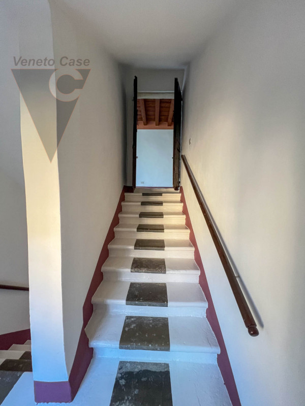 Proponiamo in vendita a Piove di Sacco una prestigiosa villa veneta del XV secolo, sapientemente ...