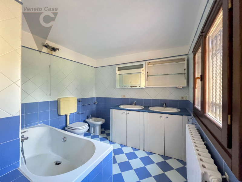 Proponiamo in vendita a Piove di Sacco una prestigiosa villa veneta del XV secolo, sapientemente ...