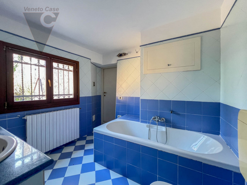 Proponiamo in vendita a Piove di Sacco una prestigiosa villa veneta del XV secolo, sapientemente ...