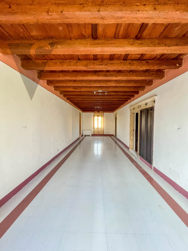 Proponiamo in vendita a Piove di Sacco una prestigiosa villa veneta del XV secolo, sapientemente ...