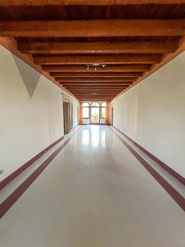 Proponiamo in vendita a Piove di Sacco una prestigiosa villa veneta del XV secolo, sapientemente ...