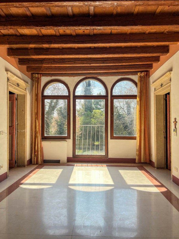 Proponiamo in vendita a Piove di Sacco una prestigiosa villa veneta del XV secolo, sapientemente ...