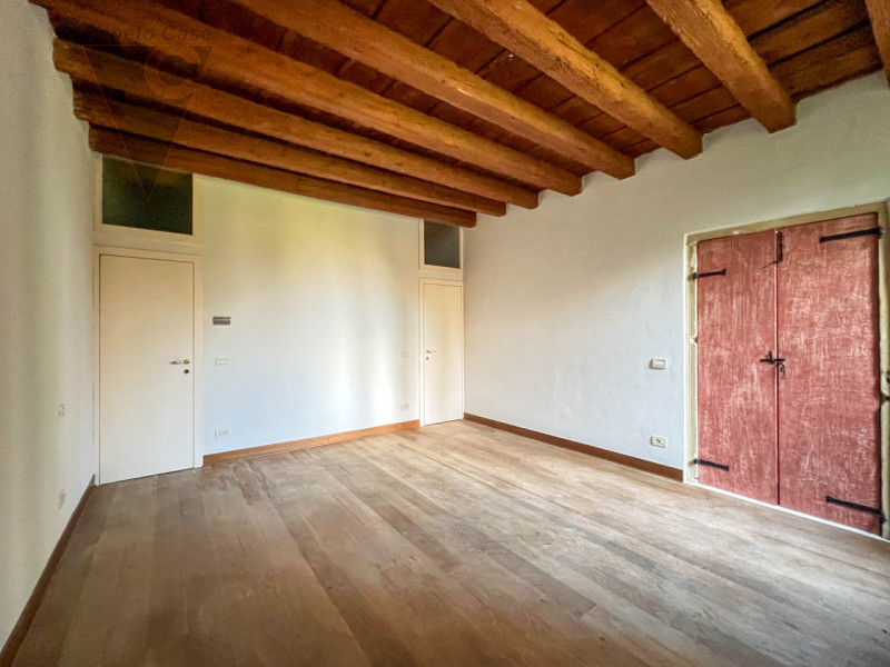 Proponiamo in vendita a Piove di Sacco una prestigiosa villa veneta del XV secolo, sapientemente ...
