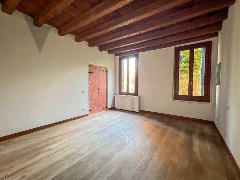 Proponiamo in vendita a Piove di Sacco una prestigiosa villa veneta del XV secolo, sapientemente ...