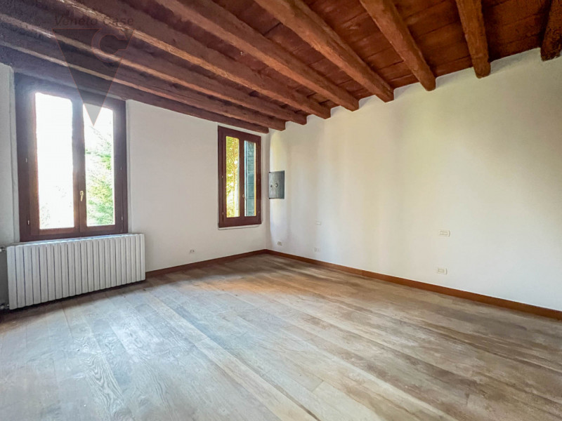 Proponiamo in vendita a Piove di Sacco una prestigiosa villa veneta del XV secolo, sapientemente ...