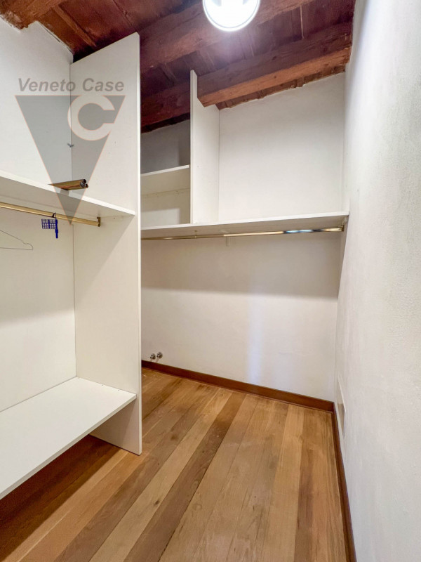 Proponiamo in vendita a Piove di Sacco una prestigiosa villa veneta del XV secolo, sapientemente ...
