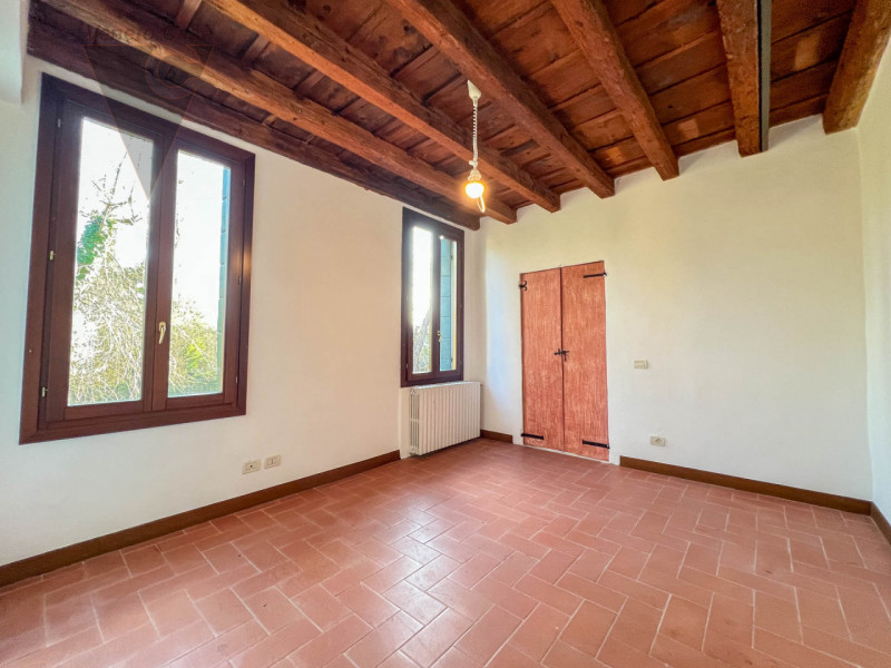 Proponiamo in vendita a Piove di Sacco una prestigiosa villa veneta del XV secolo, sapientemente ...