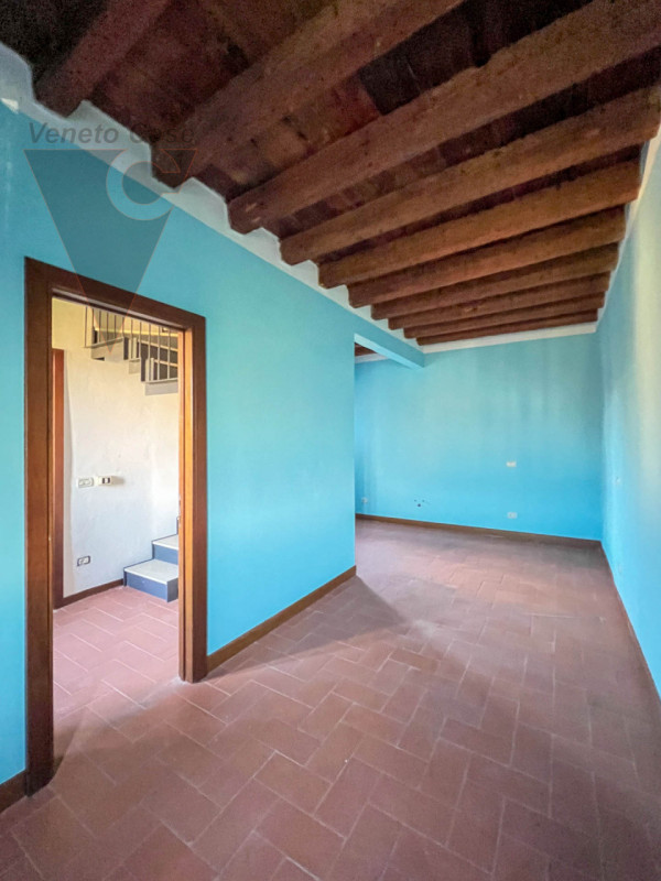 Proponiamo in vendita a Piove di Sacco una prestigiosa villa veneta del XV secolo, sapientemente ...
