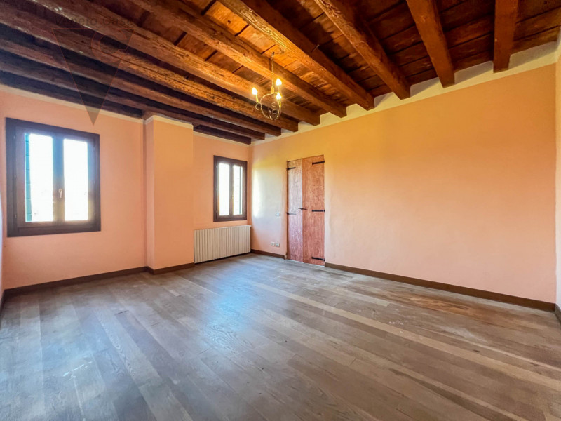 Proponiamo in vendita a Piove di Sacco una prestigiosa villa veneta del XV secolo, sapientemente ...