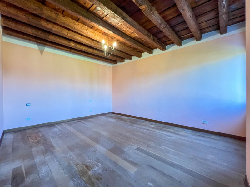 Proponiamo in vendita a Piove di Sacco una prestigiosa villa veneta del XV secolo, sapientemente ...